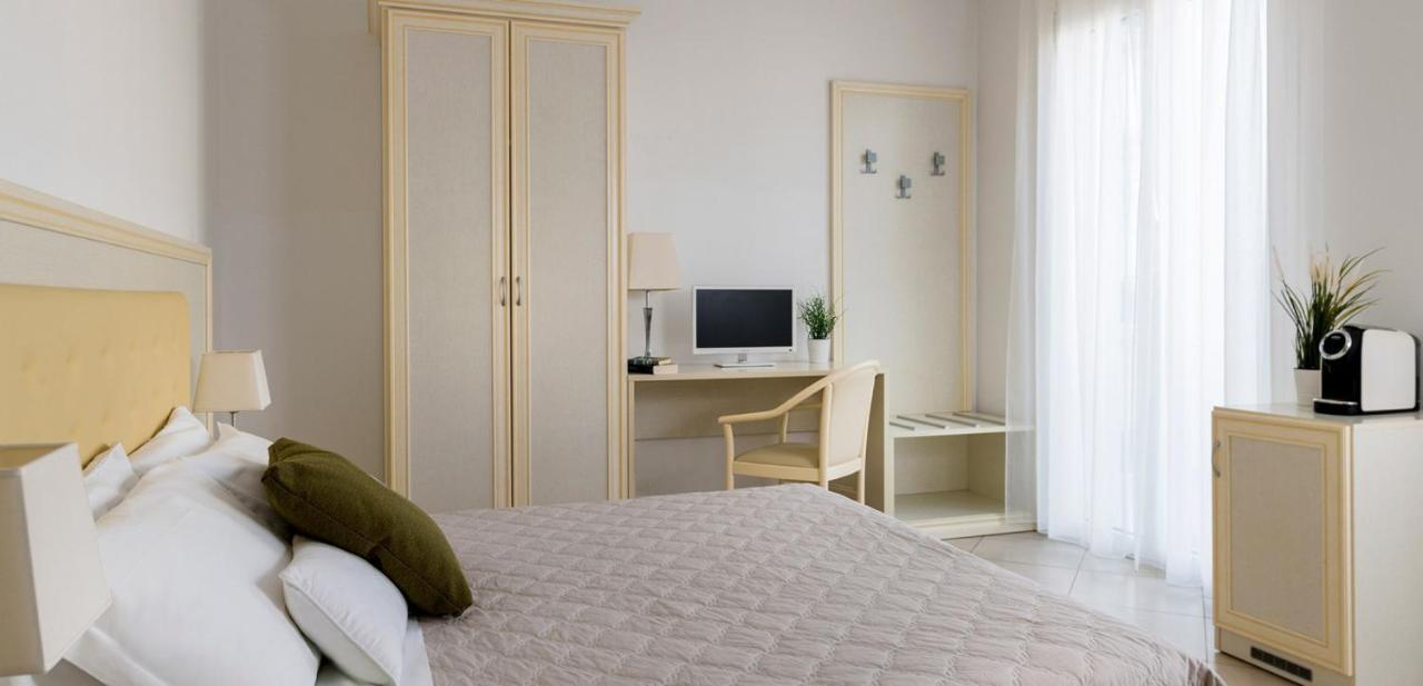 Residence Suite Smeraldo Riccione Exteriör bild